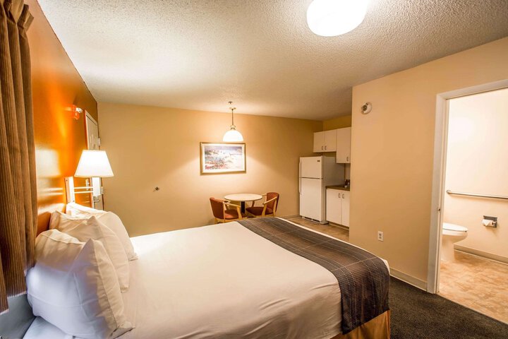 1 Queen Bed Efficiency (16 of 17)