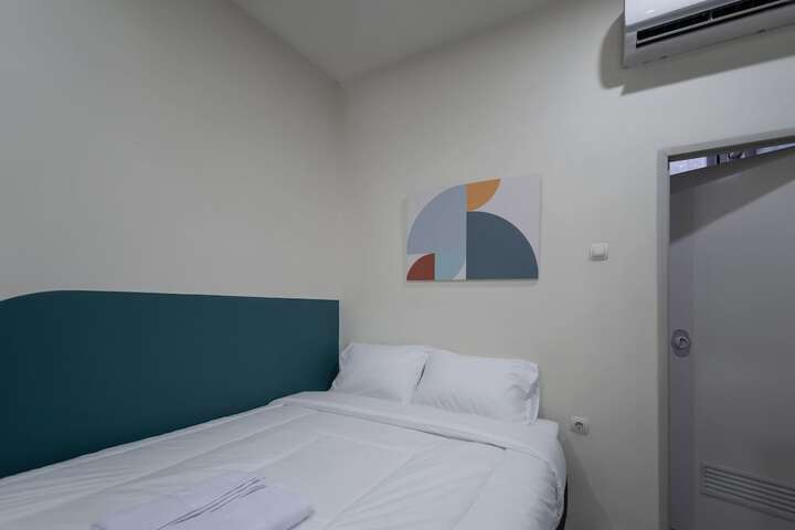 Room 6 of 16
