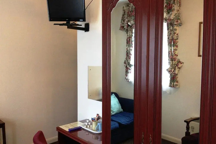 Room 4 of 16