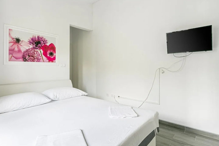 Room 5 of 19
