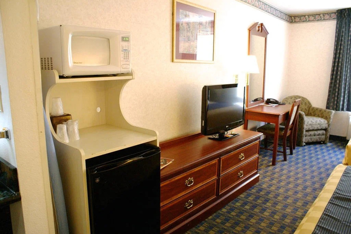 Room 5 of 12