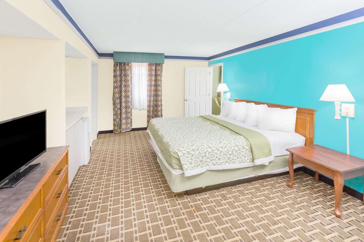 1 King Bed (6 of 9)