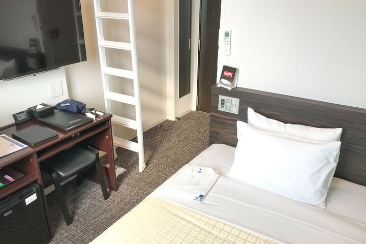 Room 8 of 13