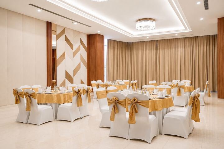 Ballroom/Hall 37 of 52