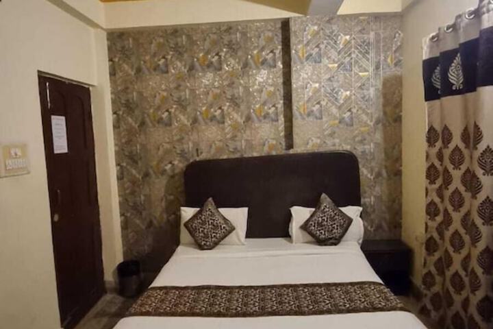 Room 5 of 12