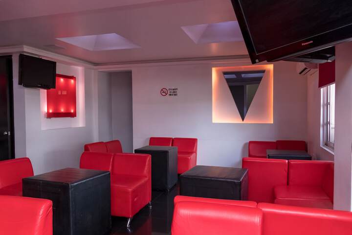 Lounge 22 of 55