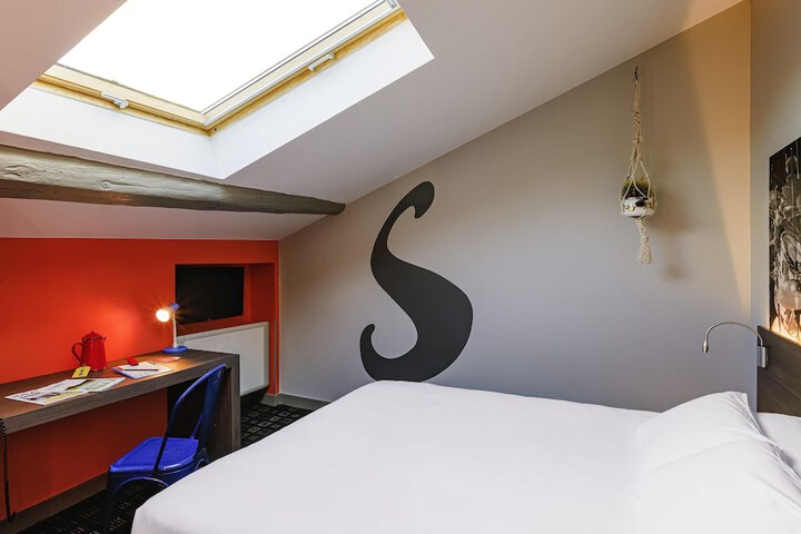 Room 17 of 127