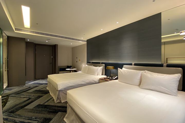 Room 12 of 76