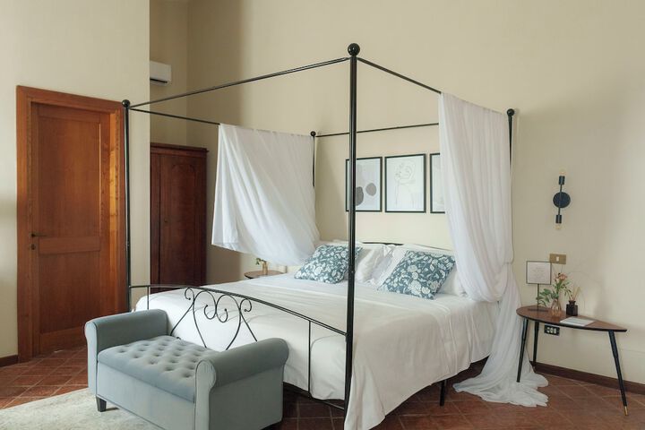 Room 9 of 32