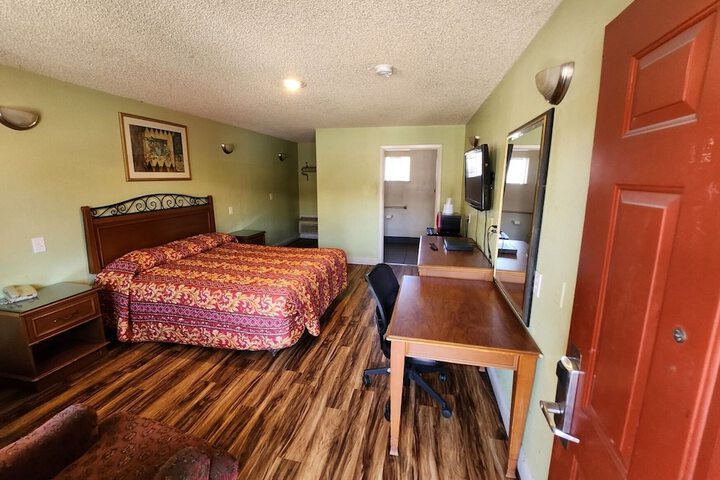 Basic Room 1 King Bed Refrigerator, Microwave (13 of 13)