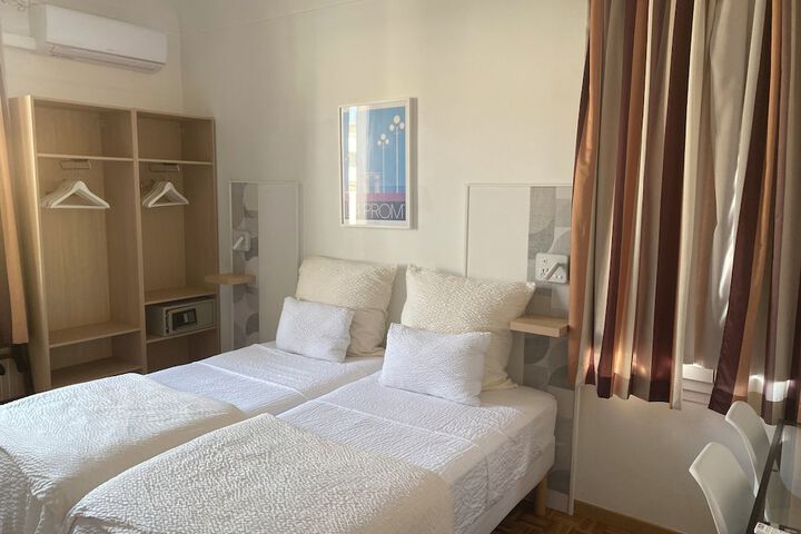 Room 13 of 76