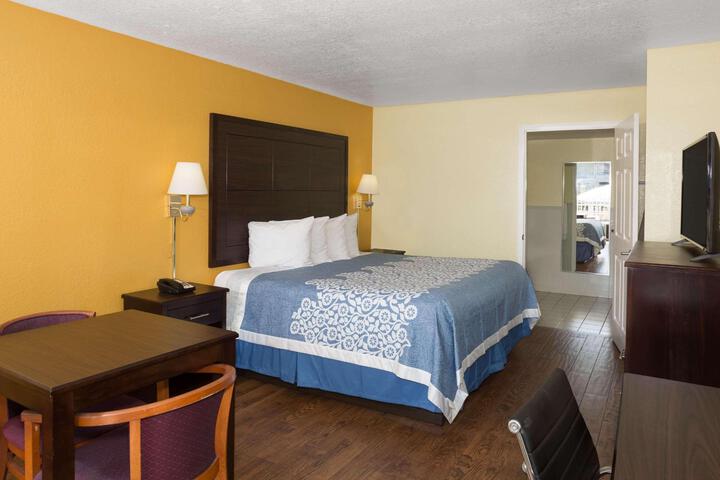 2 Queen Beds (3 of 24)