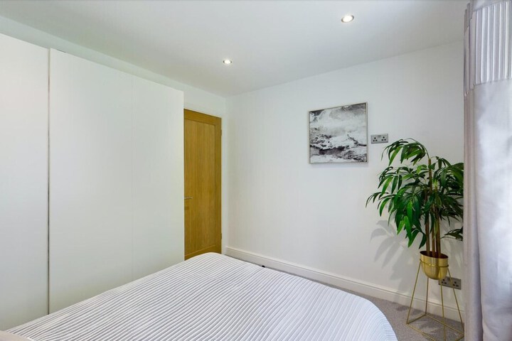 Room 4 of 12