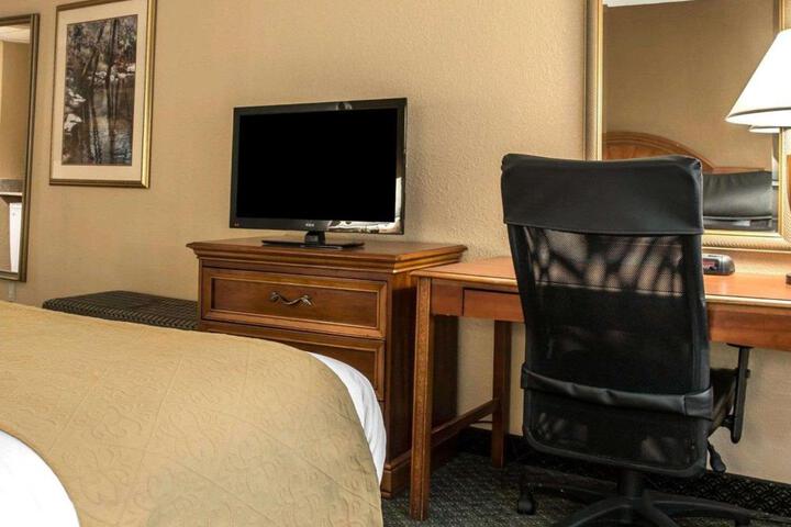 1 Queen Bed (2 of 5)
