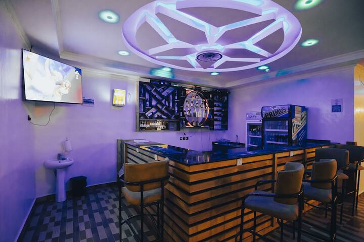 Lounge 10 of 21