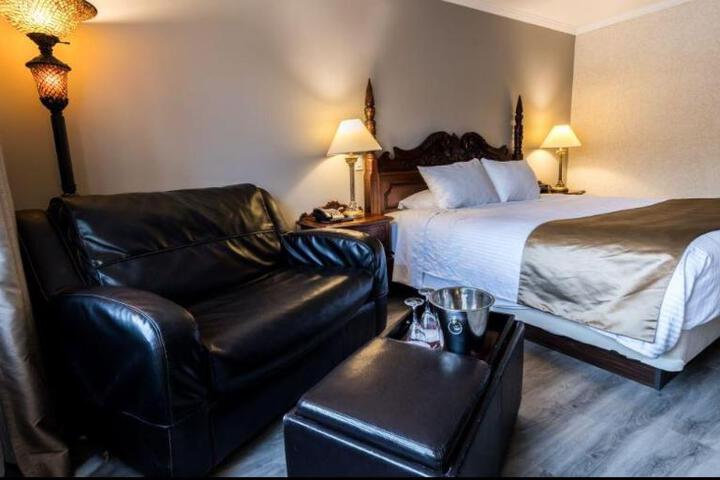 1 Queen Bed Accessible (9 of 27)
