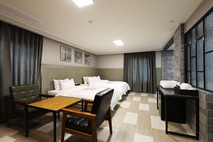 Room 30 of 146