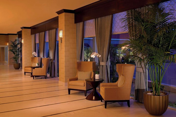 Lobby lounge