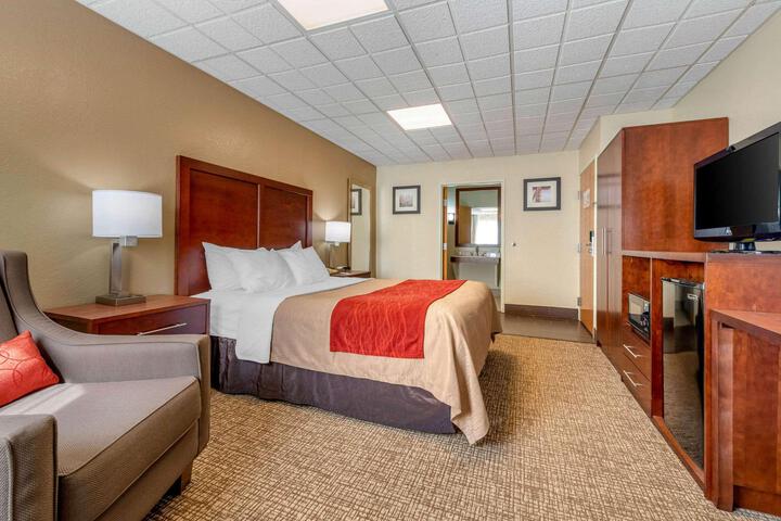 1 Queen Bed (9 of 16)