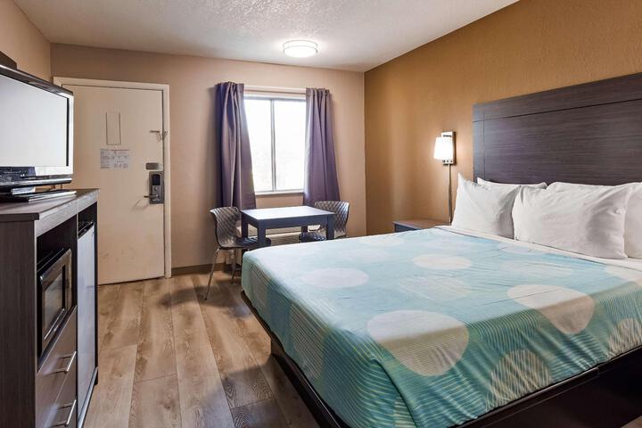 1 Queen Bed Flat Screen Television Microwave and Refrigerator High Speed Internet AC (1 of 18)