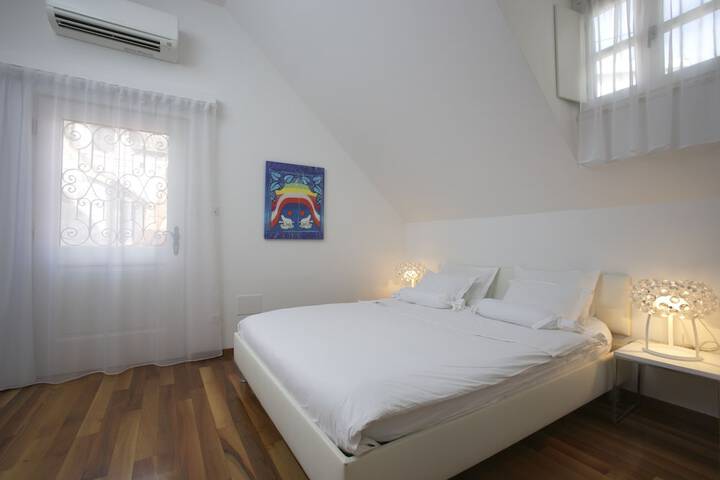 Room 22 of 166