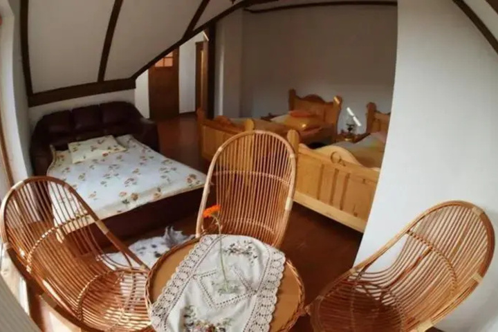 Room 4 of 9