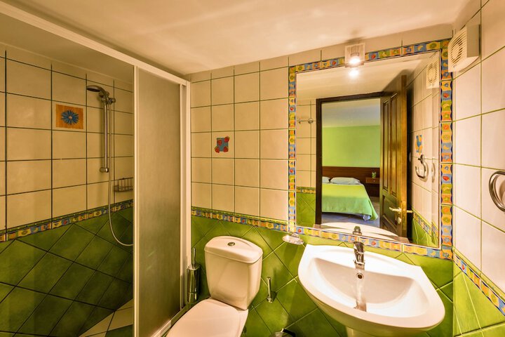 Room 32 of 49