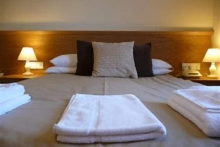 Room 5 of 16