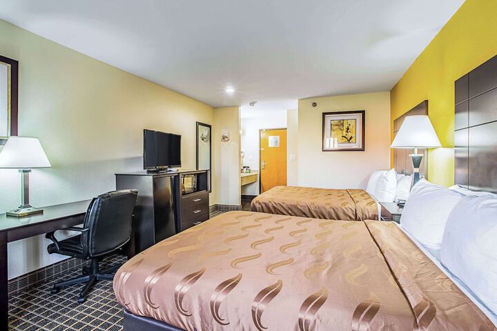 2 Queen Beds (6 of 10)