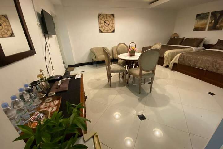 Room 6 of 48