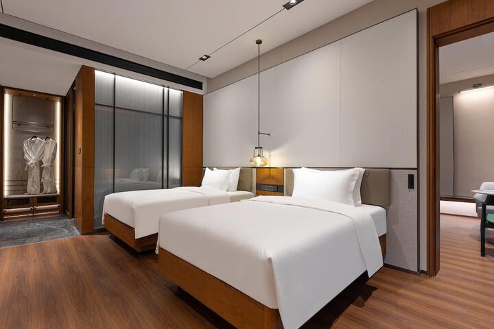 Room 5 of 18