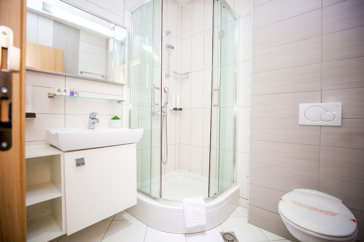Room 25 of 40