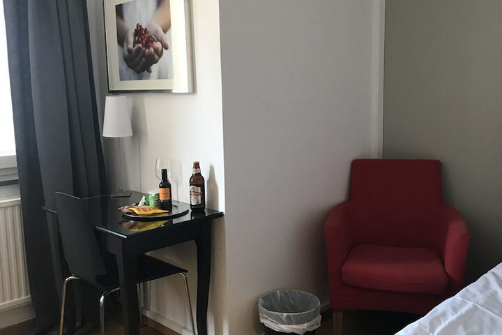 Room 3 of 38