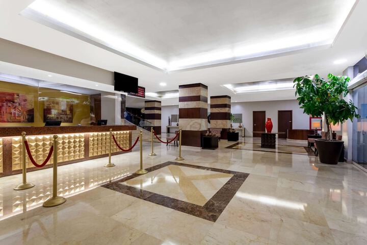 Entrance & Lobby