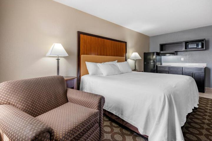 1 King Bed Efficiency (7 of 10)