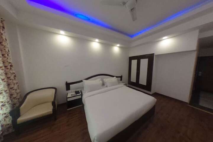 Room 28 of 77