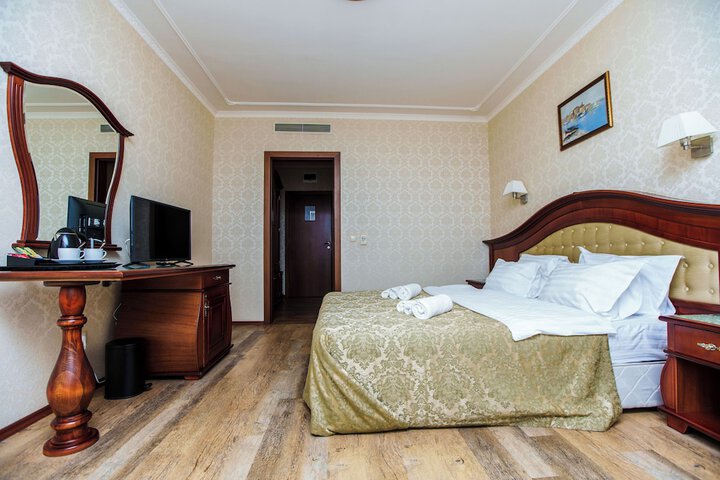 Room 13 of 97