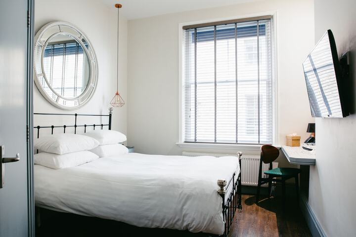 Room 10 of 68