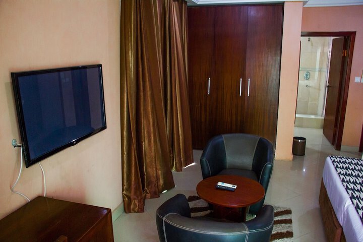 Room 28 of 69