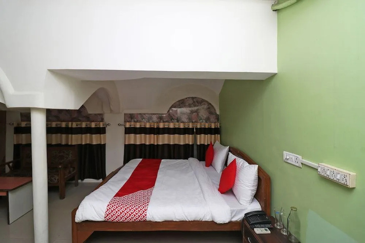 Room 4 of 12