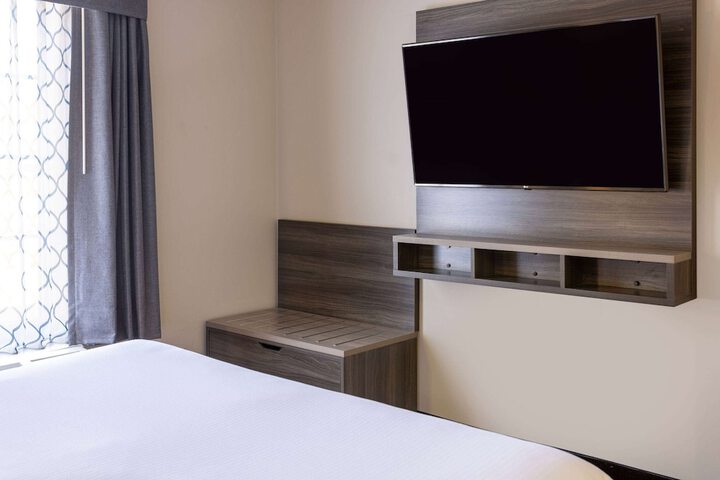 1 Queen Bed Mobility Accessible Studio Suite Bathtub with Grab Bars (22 of 28)