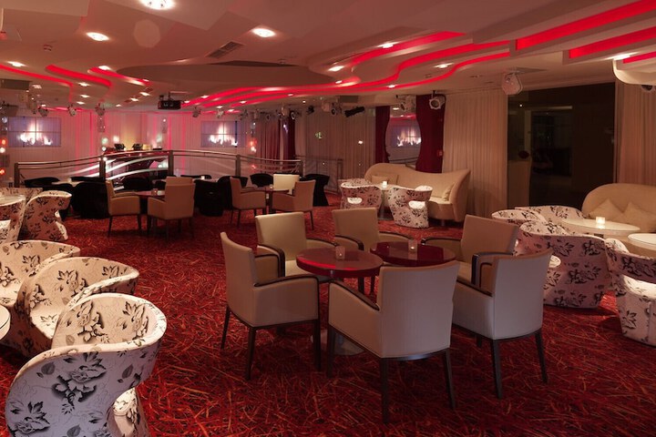 Lounge 31 of 41