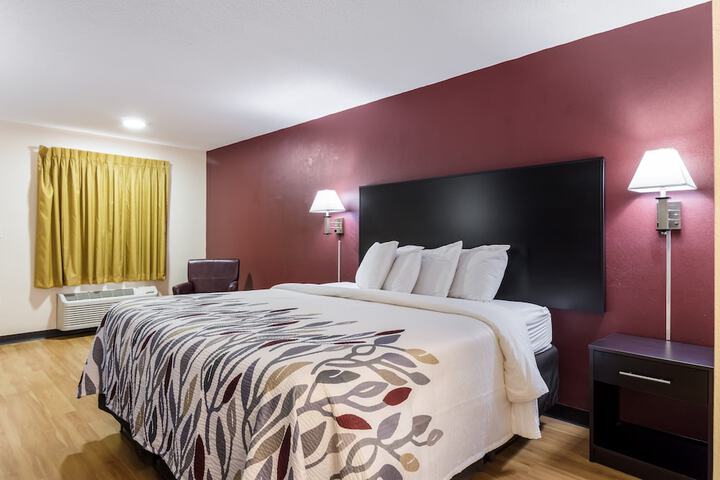 Deluxe King Bed Accessible (9 of 9)