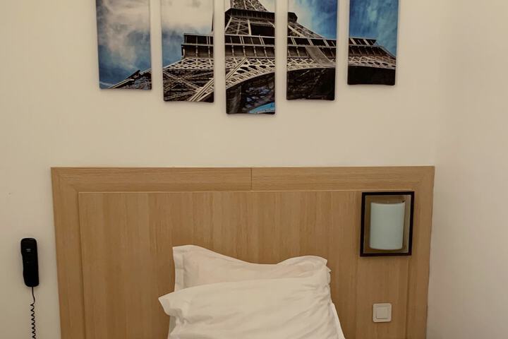 Room 27 of 46