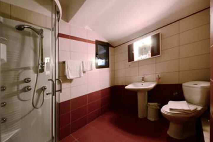 Room 9 of 94