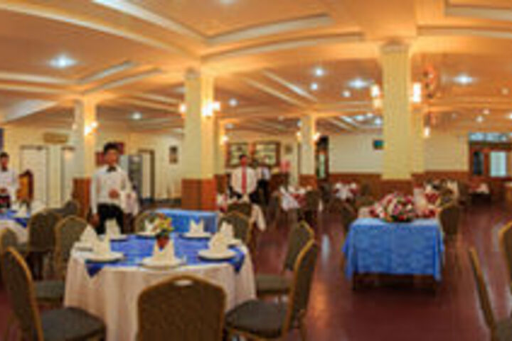 Dining 7 of 40