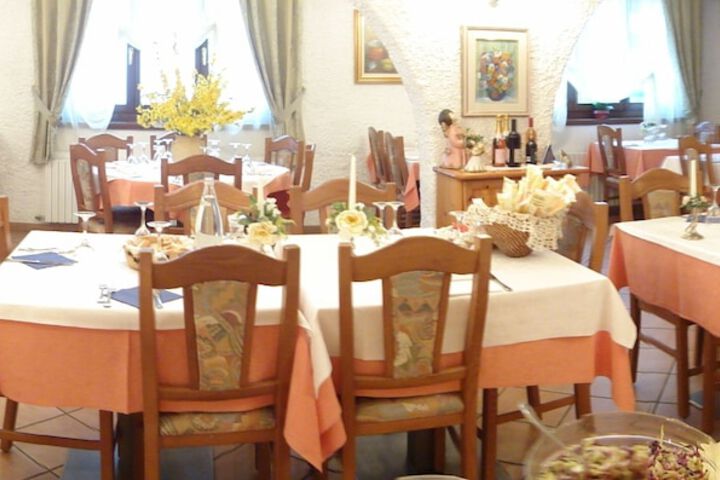 Dining 34 of 49