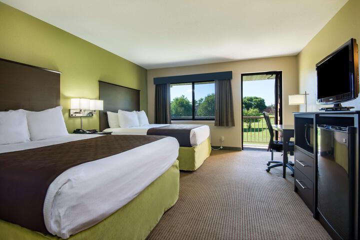 1 King Bed Deluxe Mobility Accessible (9 of 25)