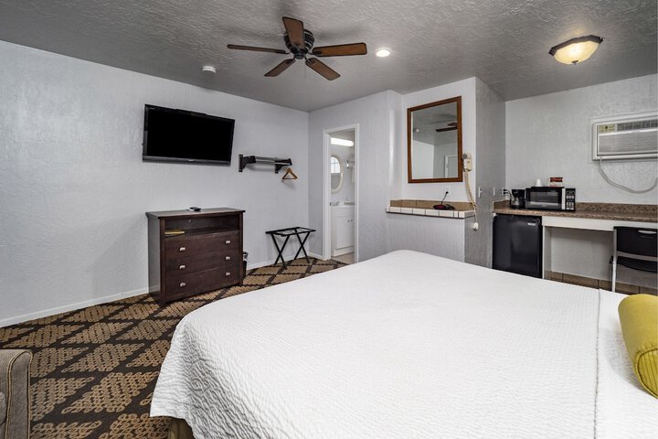 Standard | King Bed (4 of 5)