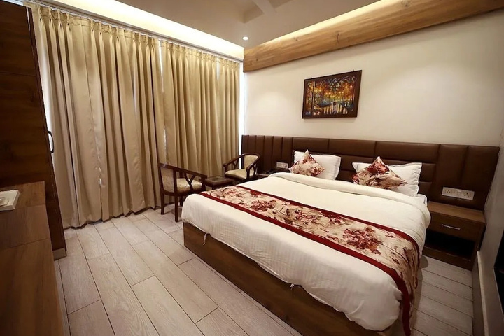 Room 5 of 8